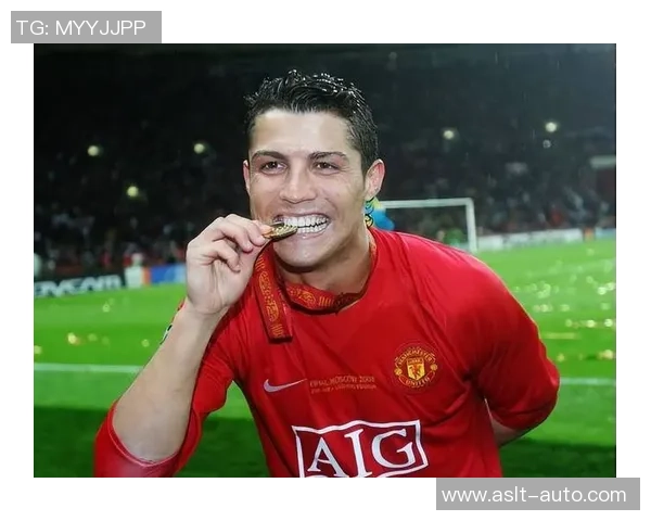 足球明星之子展现惊人肌肉力量引发关注与热议