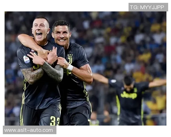 足球明星甜蜜合照高清展现运动与爱情的完美结合